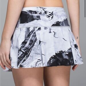 Lululemon Hit Your Stride Skirt
Biggie Pigment Wave White Black size 4